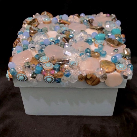Baby blue deco box with beautiful stones - Picture 2 of 3